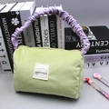 Bolso de pana verde pastel con asa fruncida morada y detalle de etiqueta tejida - Verde Púrpura