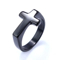 Anillo de cruz minimalista en acero inoxidable negro con acabado mate visto a 45 grados - US 4 / Negro