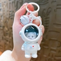 Simpatico portachiavi a forma di orso astronauta bianco con campanellino e resina - Astronauta Luminoso - Panda Argentato