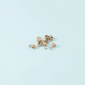 Primer plano de cuentas de posicionamiento en acero dorado con bucles para joyería DIY - Oro rosa