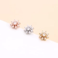 Detailansicht der Schneeflocken-Ohrstecker in Roségold, Silber und Gold mit Zirkonia-Steinen - 1# (Blume) / Silber