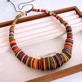 Détail de perles colorées en bois et noix de coco sur collier ethnique réglable - Coloré