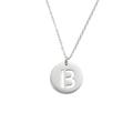 Nahaufnahme einer silbernen Edelstahlkette mit einem runden Anhänger mit dem Buchstaben B - Buchstabe B (Stahlfarbe)