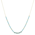 Détail d'un collier de perles bleues claires carrées avec touches dorées sur fond blanc - Bleu ciel