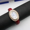 Detail der ovalen Roségold-Uhr mit Strass-Lünette und rotem Lederarmband im Krokostil - Rote Nummern