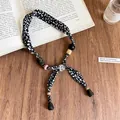 Dettaglio della collana in tessuto leopardato con perline colorate e nappa nera - 12# Collana Nera