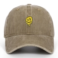Détail de la broderie smiley jaune sur la casquette de baseball en coton délavé vintage - Kaki