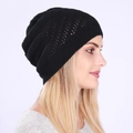 Gorro de punto negro para hombre y mujer con diseño calado para el frío del invierno - Ajustable / Negro