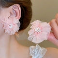 Pendientes de flores de tela rosa claro con cuentas blancas para un estilo de vacaciones - Flor de tela rosa (31#)