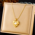 Vintage goldene Herzkette mit unregelmäßiger Metalltextur und zentralem Perlenakzent - Gold Unregelmäßiger Herz-Perlen-Stil (N3188)