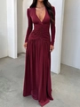 Detaillierte Nahaufnahme von V-Ausschnitt und eleganter Taillenfalte am weinroten Kleid - S / Burgunderrot