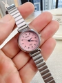 Dettaglio dell'orologio in acciaio argento con quadrante rosa e cristalli sul polso - Cinturino Argento Quadrante Rosa (63184)