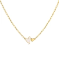 Gros plan sur collier chaîne trombone dorée avec cœur émail blanc et petit cœur doré - Blanc