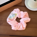 Rosa Satin-Haargummi mit eleganter Erdbeerbestickung und seidiger Textur - Rosa Erdbeerstickerei