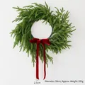 50cm Norfolk Kiefern Weihnachtskranz mit großer roter Samtschleife auf grauem Hintergrund - Rote kleine Schleife / 50cm Kranz mit kleiner Schleife
