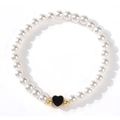 Detalle de pulsera de perlas con colgante de corazón negro y detalles dorados - Corazón Negro (ZZ-B24122801F-F)