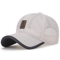Hellgraue atmungsaktive Mesh-Baseballkappe mit vintage Sport-Lederpatch Design - Verstellbar / Hellbeige mit braunem Etikett