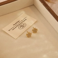 Elegante goldene Blumenohrstecker mit funkelnden Zirkonia auf einem Samttablett - Goldene Blume (4#)