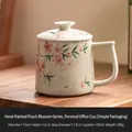 Tazza da ufficio in ceramica con fiori di pesco dipinti a mano, foglie di bambù e coperchio - Imballaggio Semplice