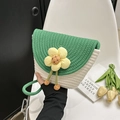 Detail van groen en beige geweven schoudertas met een decoratieve gele 3D madeliefje - Groen