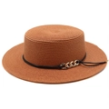 Détail d'un chapeau canotier en paille marron avec cordon noir et chaîne dorée sur fond blanc - M (56-58cm) / Caramel