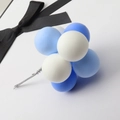 Détail de décoration de gâteau ballons bleu et blanc avec un nœud en ruban noir - Bouquet de balles / Bouquet de ballons bleu foncé bleu clair blanc