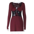 Detailansicht weinrotes Kleid mit Spitzenbesatz, Metallring und sexy Ausschnitten am Bauch - XS / Burgunderrot