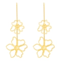 Détail macro de boucles d'oreilles fleurs dorées ajourées à double couche en métal - Boucles d'oreilles pendantes longues à fleurs creuses double couche (7372)
