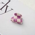 Nahaufnahme einer Mini-Haarklammer mit lila Karomuster und glänzender Oberfläche - Lila & Weiß Großes Schachbrettmuster Kleiner Rundkopf 3,5 cm