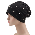 Détail d'un bonnet noir orné de perles blanches élégantes et de strass scintillants - 56-61cm / Noir