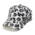 Detailaufnahme der flauschigen Baseballkappe mit schwarz-weißem Leopardenmuster aus Fleece - Schwarz-Weißes Leopardenmuster (A)