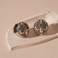 Dettaglio di perle in argento vintage con motivo a iris e cristalli su pietra - Fiore D'argento Stella Ear Cuff
