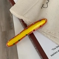 Nahaufnahme der orangefarbenen und gelben Acryl-Haarklammer mit bunten Strasssteinen - Orange-gelbe Haarklammer mit Strass