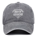 Dettaglio del ricamo bianco Super Grandpa su cappello in denim grigio scuro lavato - Regolabile / Grigio