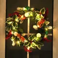 50cm beleuchteter Weihnachtskranz mit Stechpalmen, roten Beeren und karierter Schleife für Türen - 50cm (Mit LED)