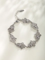Gros plan du bracelet main de Hamsa en argent avec fermoir mousqueton et chaînette - Plqué blanc