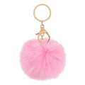 Detail eines rosa flauschigen Bommel-Schlüsselanhängers mit goldener Schließe - Rosa Runder Ball