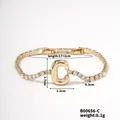 Dettaglio di un bracciale con lettera C dorata e catena in zirconi con dimensioni - Lettera C