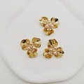 Trois accessoires floraux dorés en résine avec perles et strass sur surface blanche - Or Champagne Perle Ordinaire
