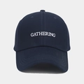 Gros plan détaillé de la broderie blanche GATHERING sur casquette en coton marine - Réglable / Bleu marine