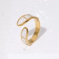 Anillo abierto minimalista de acero de titanio dorado con esmalte blanco sobre mármol - Ajustable / Color Oro Blanco