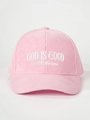 Vue détaillée de la casquette rose en velours côtelé avec broderie GOD IS GOOD blanche - Rose
