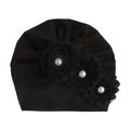 Schwarze Baby-Turban-Mütze mit drei Stoffblumen und weißen Perlen auf weißem Hintergrund - Schwarz