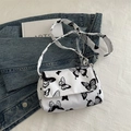 Bolso bandolera blanco con estampado de mariposas y correa ancha a juego - Mariposa Blanca y Negra