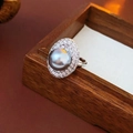 Eleganter silberner offener Ring mit großer grauer Perle und funkelnden Zirkonia-Steinen - Grau