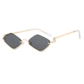 Lunettes de soleil sans monture en forme de losange avec branches dorées et verres gris - Monture Or Noir Gris