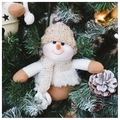 Detail eines Plüsch-Schneemann-Weihnachtsschmucks am Baum mit festlichen Zapfen - Plüsch Junge Schneemann