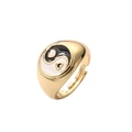 Goldener Yin-Yang Herzring mit schwarz-weißer Öl-Tropf-Optik in der 45-Grad-Seitenansicht - Einstellbar Offen / Schwarz