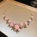 Détail du collier doré avec roses en résine rose et feuilles en émail vert élégant - 7# Collier-Rose Rose