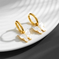 Élégantes boucles d'oreilles papillon dorées avec ailes nacrées blanches sur plat céramique - Coquille Blanche Dorée (G608)